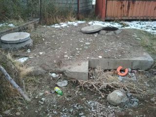 Житель жилмассива Арча-Бешик беспокоится о люке водоканала, который оградили фундаментом на Матисакова-Шералиева <i>(фото)</i>