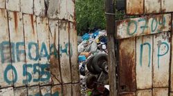 В Бишкеке на улице Жумабека №33 двор дома завален мусором (фото)