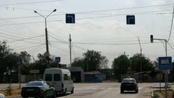 На Омуракунова–Алыкулова на средней полосе дороги отсутствует знак прямо (фото)