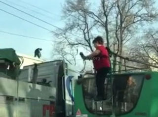 Бишкекчанин призвал власти города наградить женщин-водителей троллейбуса (видео)