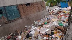 Овощной рынок Сары-Озон превратился в мусорную свалку (фото)