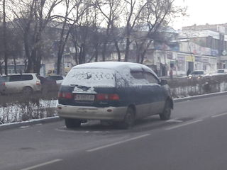Читатель просит убрать машину с проезжей части ул.Жукеева-Пудовкина (фото)