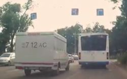 На Ч.Айтматова–Горького водитель троллейбуса №5 повернул с третьей полосы (видео)