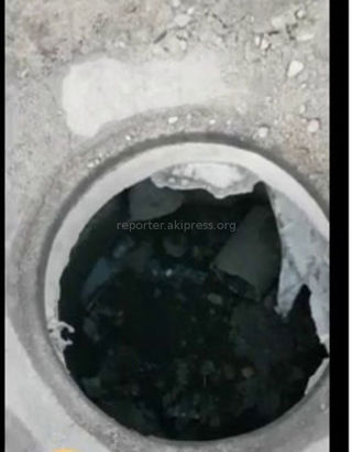 Читатель просит закрыть крышками канализационные люки на ул.9 января <i>(видео)</i>