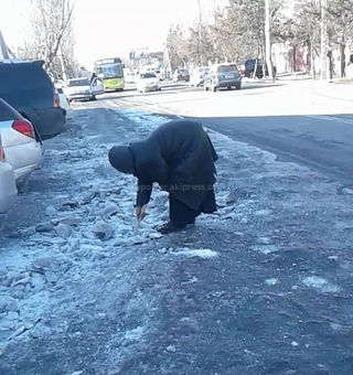 Бабушка колола лед на Ахунбаева-Белорусской <i>(видео)</i>
