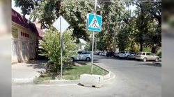 На Турусбекова - Жумабека на дороге стоит бетонный блок с дорожными знаками (фото)