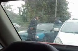 Очевидец снял на <b>видео</b>, как милиция пыталась задержать водителя «Ниссана»