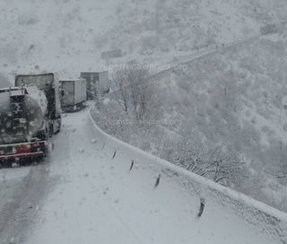 Участок перевала Төө-Ашуу автодороги Бишкек—Ош не очищен от снега (фото)