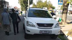На ул. Лермонтова водители паркуются на тротуаре и газоне (видео)