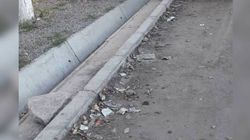 На ул. Орозбекова вдоль дороги разбросан мусор (фото)