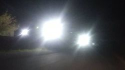 Прожекторы Кантского цементного завода слепят водителей (фото)