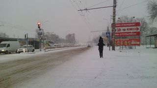 Бишкекчанин жалуется, что с утра на дороги Бишкека не была привлечена спецтехника для уборки снега