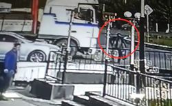 Момент автонаезда грузовиком на пешехода в городе Ош попал на <b>видео</b>