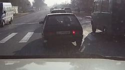 На ул.Алма-Атинской водитель «ВАЗ 21140» нарушил сразу несколько ПДД