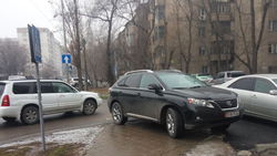 На Боконбаева-Турусбекова «Лексус» закрыл пешеходный переход. Фото