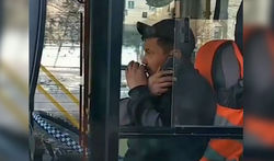Водитель троллейбуса №10 курит и разговаривает по телефону за рулем, жалуется пассажир <i>(видео)</i>