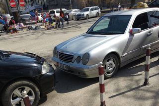 Вход в парк им.Панфилова в Бишкеке перегородили таксисты (фото)