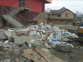 Читатель жалуется на неубирающийся мусор во дворе жилого дома по ул.Куйручук