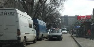 Постоянные заторы и бардак в переулке в 11 мкр, жалуется бишкекчанин