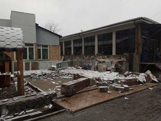 В Бишкеке снесли строения кафе «S Ирадэ» <i>(фото, видео)</i>