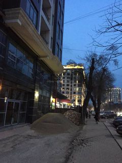 Бишкекчанин просит восстановить часть тротуара на Токтогула-Исанова (фото)