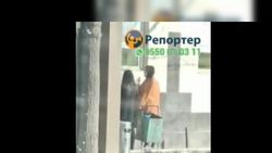 В Бишкеке девушки курят в общественном месте. Видео