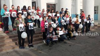 Видео - В городах Кара-Балта и Чолпон-Ата прошел митинг-реквием в память о погибших при пожаре в Кемерово