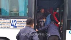 Из-за отсутствия маршруток в Бишкеке автобусы и троллейбусы забиты. Фото