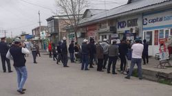 В селе Базар-Коргон большая очередь перед банком. Фото