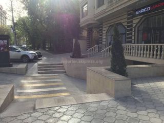 Бишкекчанин жалуется на проложенный возле элитки тротуар на улице Боконбаева