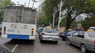 Остановка на Чуй-Абдрахманова в Бишкеке превратилась в пятачок таксистов (фото, видео)