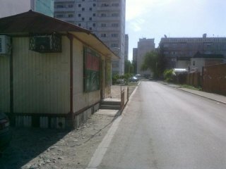 Установленный вдоль дороги павильон в микрорайоне Учкун может стать причиной ДТП, - читатель <b>(фото)</b>