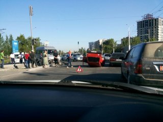 В Бишкеке столкнулись легковой автомобиль и микроавтобус <b>(фото)</b>