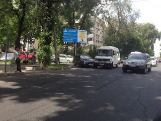 В Бишкеке произошло двойное столкновение с участием общественного транспорта <b>(фото)</b>