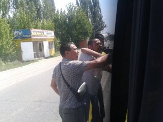 В Бишкеке произошла потасовка между водителем легкового авто и водителем маршрутки <b>(фото, видео)</b>