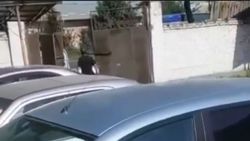 В Кара-Суйском районе портер протаранил ворота штрафстоянки и уехал. Видео