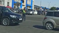 Столичные водителя благодарят патрульную милицию за разгрузку дорог возле Аламединского рынка во время пробки. Видео