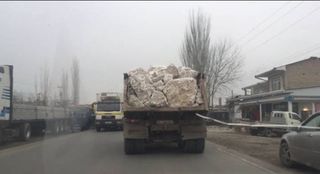 В городе Ош грузовик опасно перевозит камни