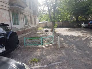 Металлическое ограждение возле дома №41 по ул.Московской до сих пор стоит, - бишкекчанин (фото)