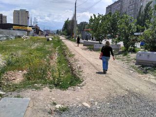 Бишкекчанин: Когда начнут ремонт тротуара на ул.Тыналиева? (фото)