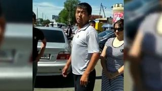 УОБДД Бишкека ищет водителя «Тойоты», припарковавшегося на «зебре» и показавшего средний палец пешеходам