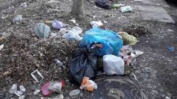 Бишкекчанин жалуется на мусор в 4 мкр. Фото