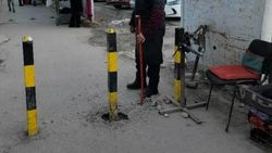 На Ошском рынке торговцы самовольно убирают железные столбики на тротуаре. Фото