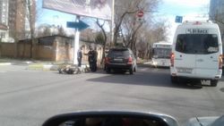В Бишкеке водитель на кроссовере сбил мотоциклиста