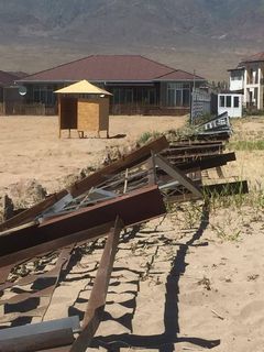 Местные жители сами снесли забор, перкрывающий пляж в селе Чок-Тал