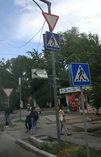 На Димитрова-Интергельпо в Бишкеке повредили дорожный знак (фото)