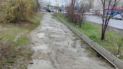Бишкекчанка Дарина жалуется на состояние тротуара в 11 мкр. Фото