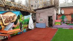 Забор детсада и кухня обрушились в котлован строящейся многоэтажки в Бишкеке. Видео и фото