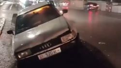 На Гагарина «Ауди 80» слетела в арык. Видео с места аварии