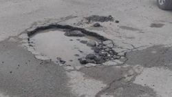 На дороге по ул.Ахунбаева образовалась яма. Фото горожанина
